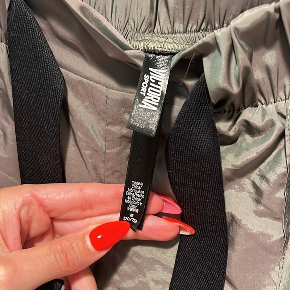 Victoria's Secret Sport Green Size M Iridescent Green Windbreaker Cargo Joggers - Picture 4 of 9